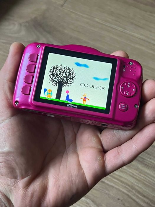 Aparat foto digital Nikon Coolpix S32 Roz Pink rezistent la apa si socuri culoare superba cu card,cablu incarcare si baterie originala, poze super