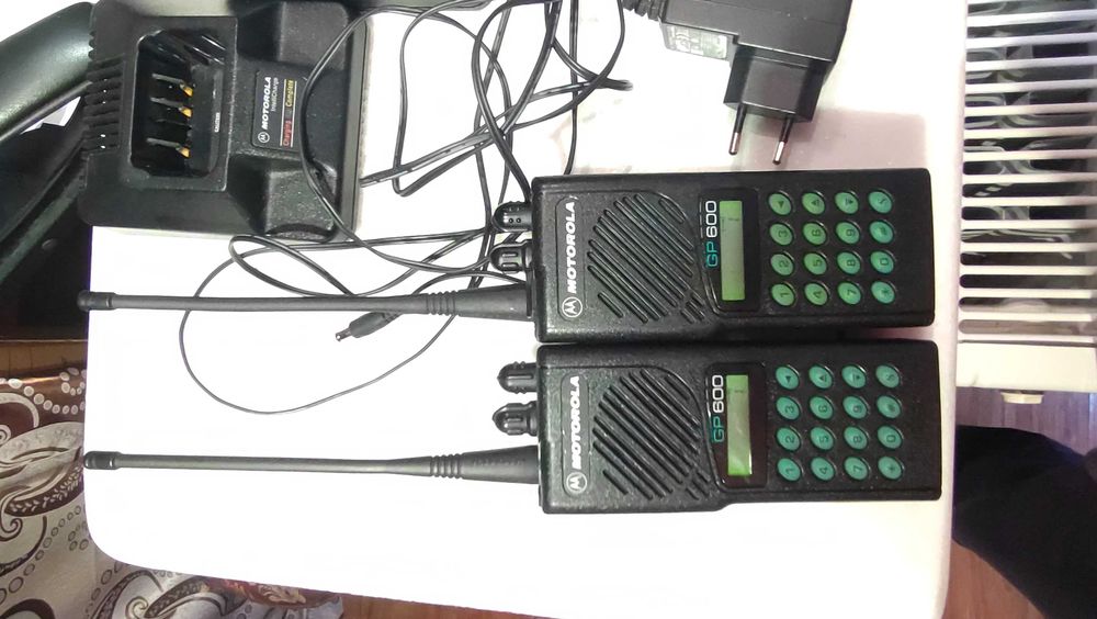 Stații radio emisie recepție UHF Motorola GP600 militare.