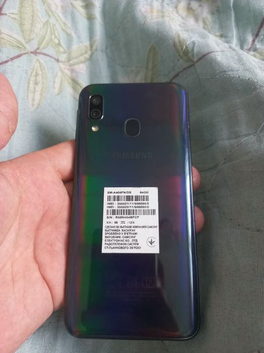 Продам  самсунг А40 64гб.