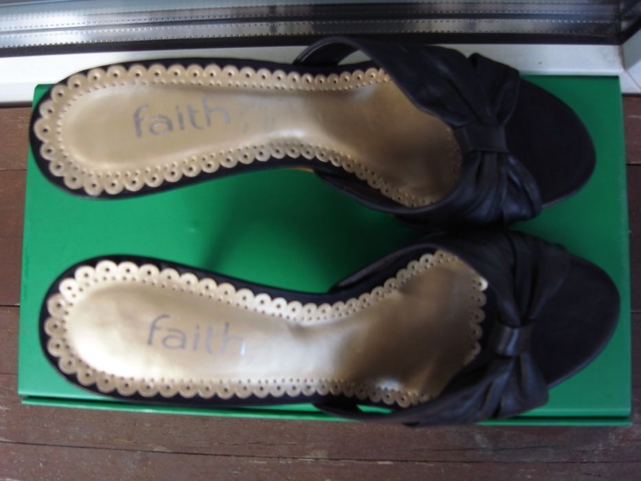 Продавам елегантни дамска чехли на ток, черни, марка Faith номер 36/3