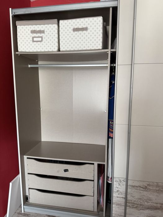 Двукрилен гардероб