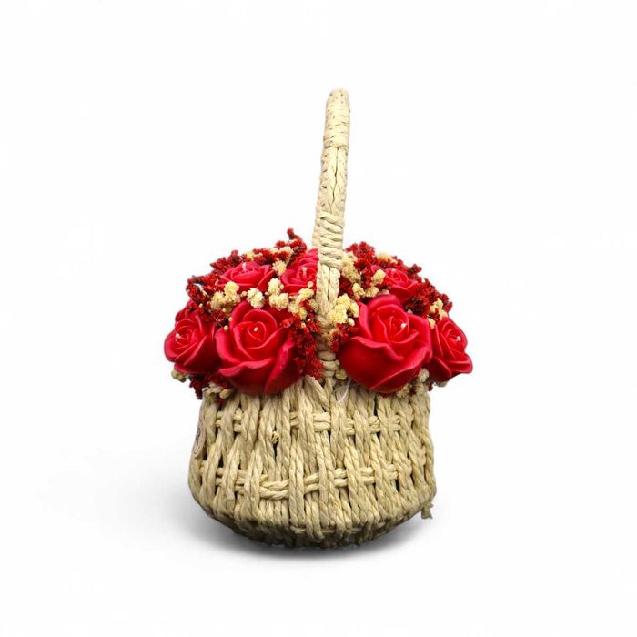 Подаръчна Кошница с рози от соев восък – ароматна декорация
