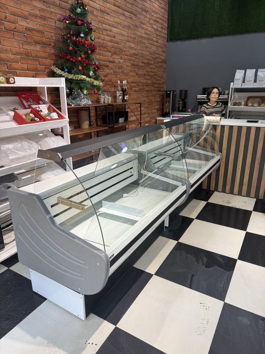 Витринный холодильник промышленный