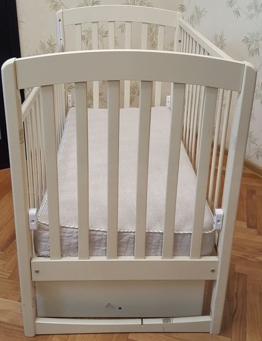 Детская кровать с игрушками