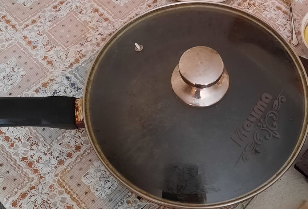 Продам 5 эмалированных чашек, сковородки