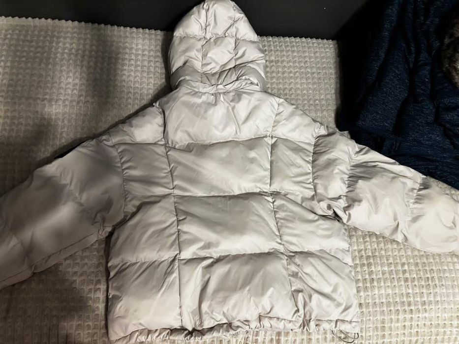 Бяло яке на Pause