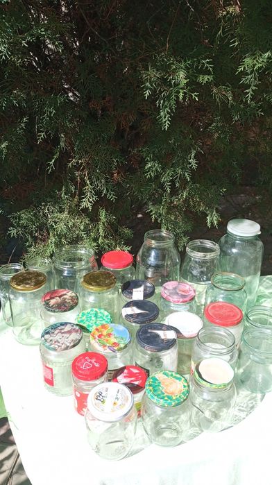 Банки  разные и бутылки.