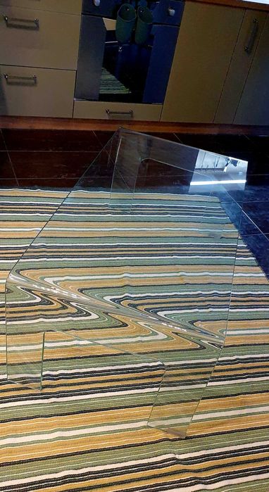 Дизайнерска холна маса от огънато стъкло с изрязани крака