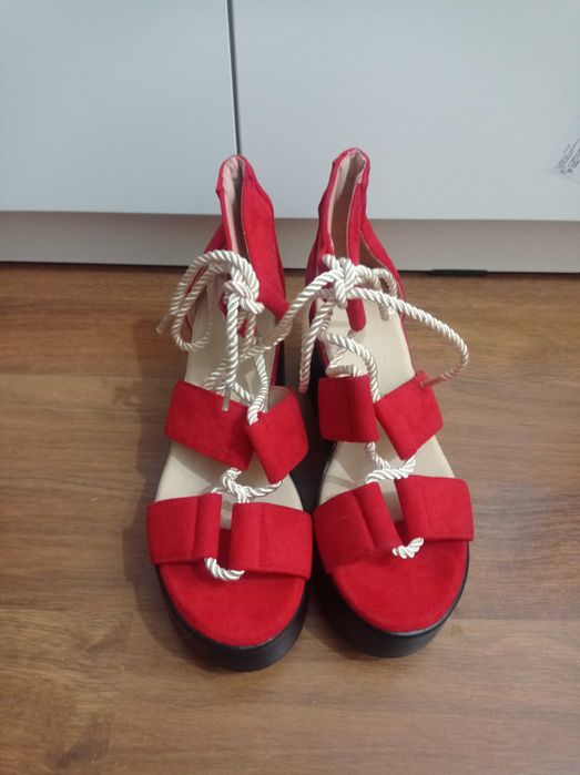 Продам босоножки