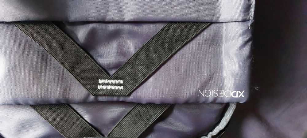 Rucsac antifurt XD Design negru nou ci USB și protecție RFID