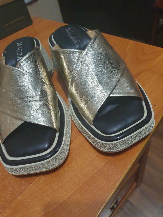 Женские шлепанцы