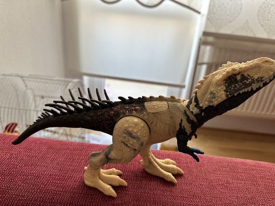 Динозавър от Jurassic world