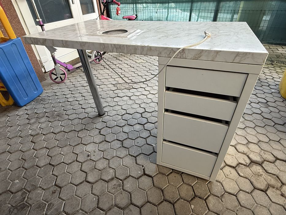 Masa manichiura cu aspirator