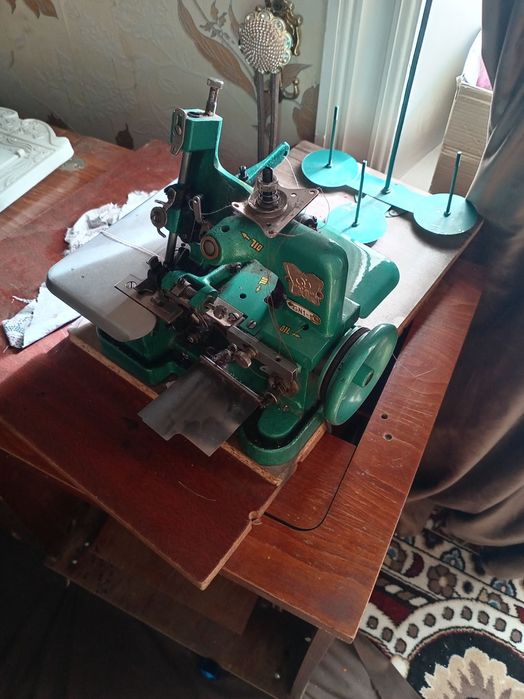 Tikuv mashinasi va averlog