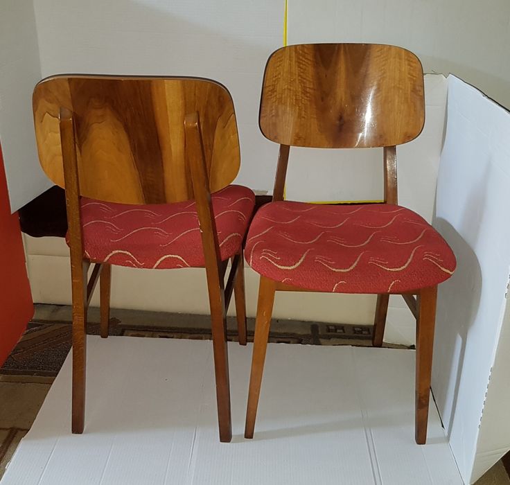 Set două scaune din lemn, tapițate cu stofă roșie