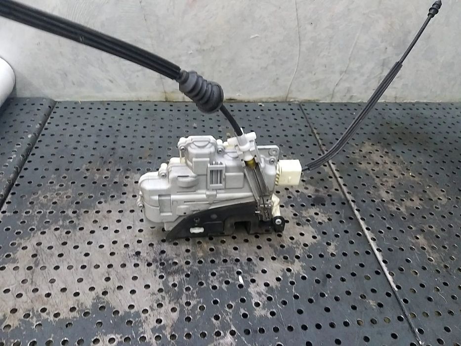 Broasca usa stanga fata vw passat b6 3c 3c2837015a