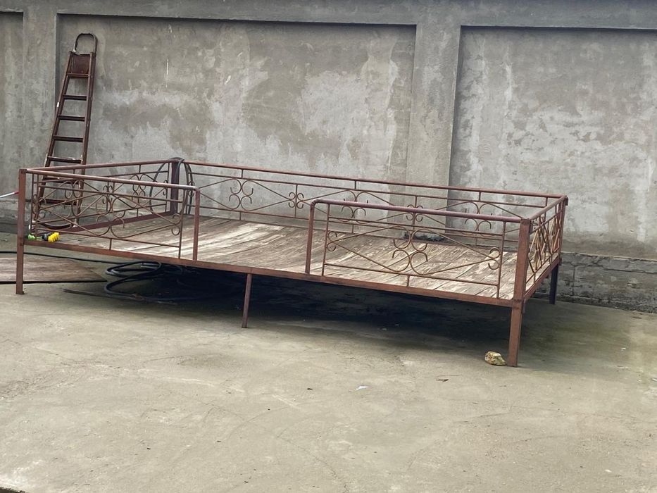 Тапчан железный с досками