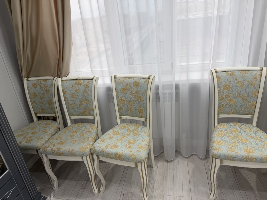 Продаю стол со стулями