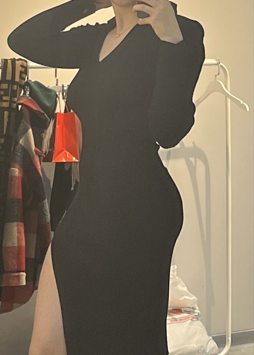 Черное Платье с Вырезом