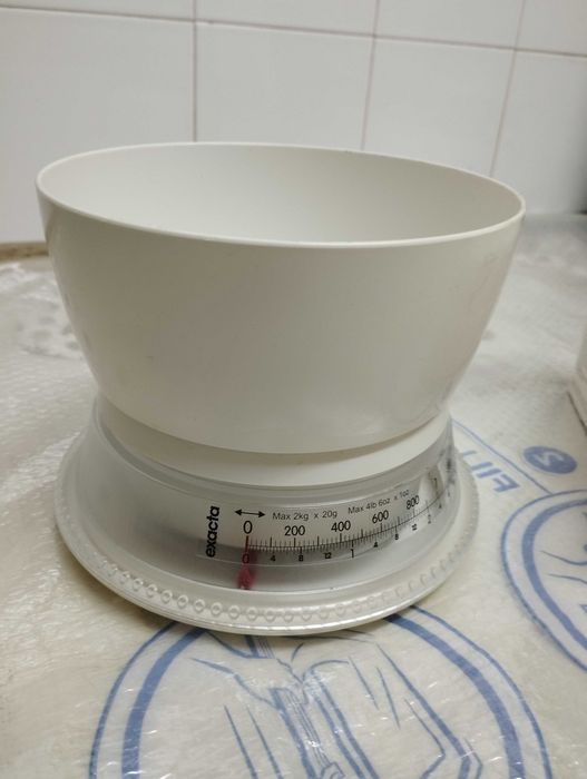 cântar de bucătărie Exacta by Soehnle, cu un design alb și un cadran care masoara cu precizie in kg si lb