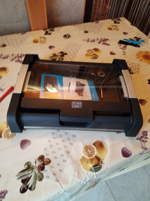 Vând grătar electric marca Starlight 1650w.