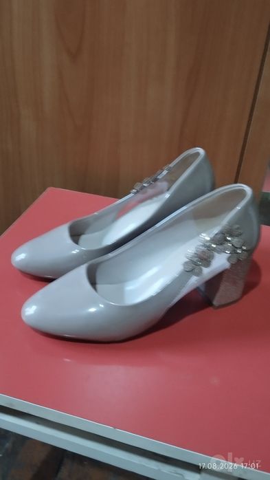 Продам лаковые туфли женские