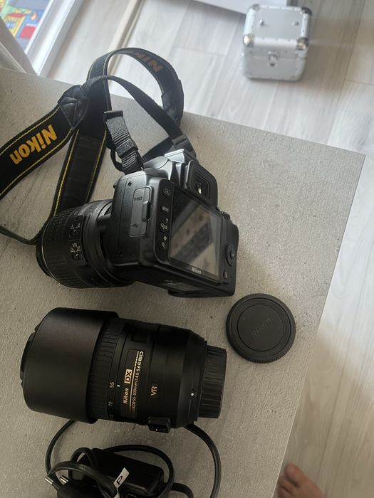 Vind cam foto Nikon folosita f putin,in stare f buna de functionare,fara urme de uzura