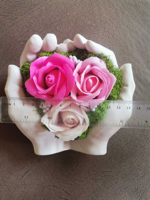 Красив сувенир от гипс с декорация рози