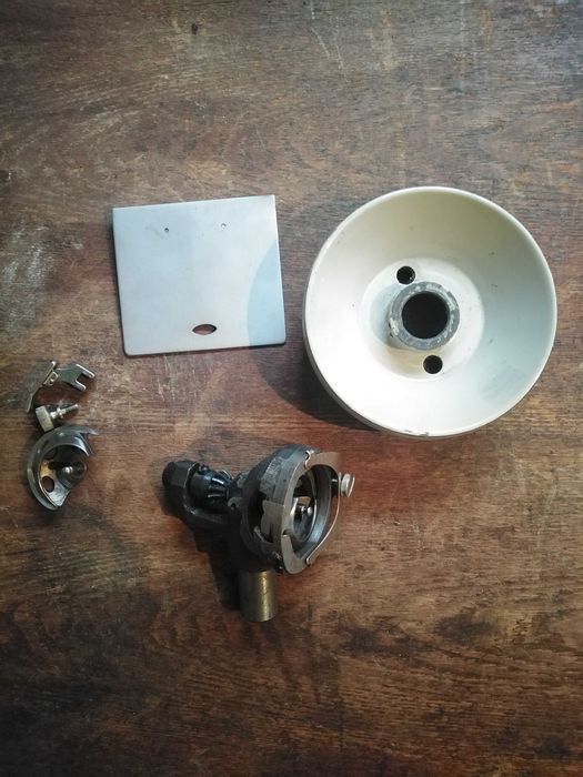 Запчасти швейной машины.