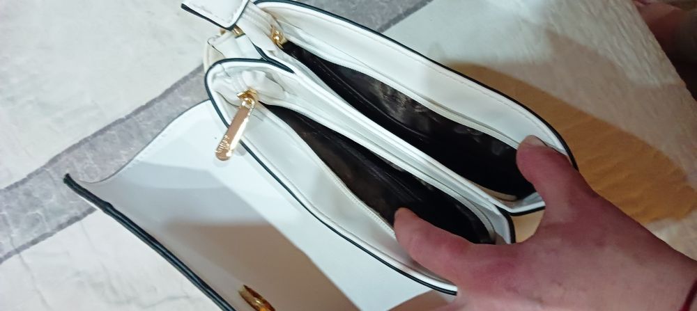 Бяла кожена чанта