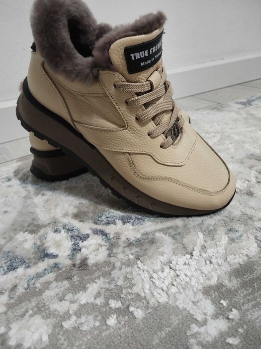 Продаются зимние кроссовки