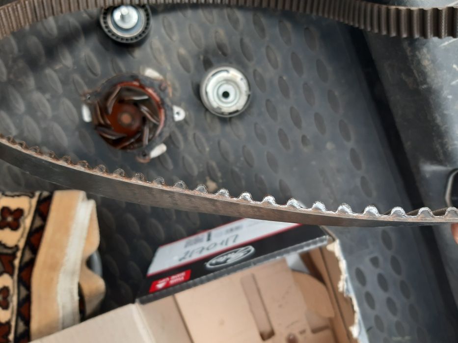 Продам грм с роликами, помпу на приору