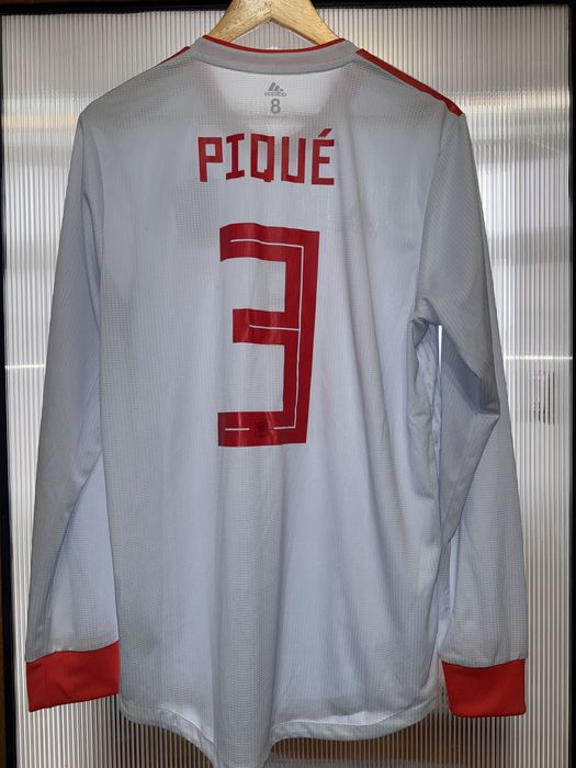 Tricou purtat de Gerard Pique la nationala spaniei