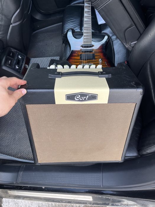 Электрогитара, комбоусилитель, педаль эффектов