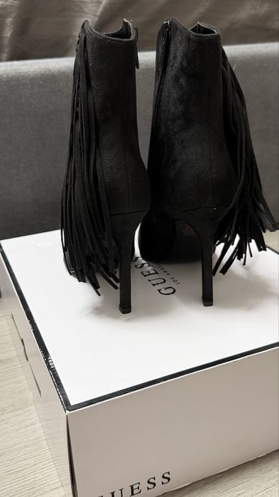 Botine Guess din piele întoarsă