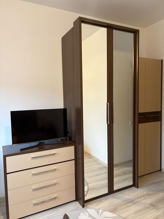 Set mobilier dormitor – 2 dulapuri + comodă + 2 noptiere – stare foarte bună