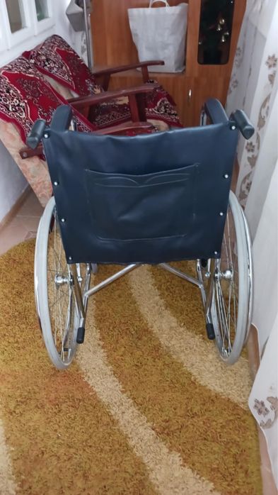 Vand scaun cu rotile nou