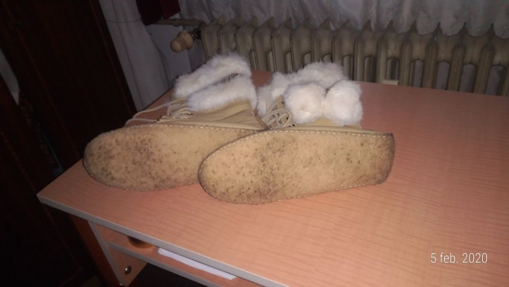 Cizme din Canada cu garnitura si ciucuri din blana de iepure