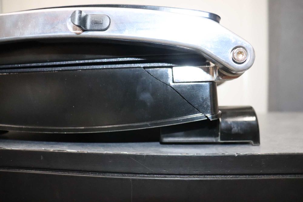 Електрически грил BEHOMEизработен от чугун, , 1800W, с лек ДЕФЕКТ