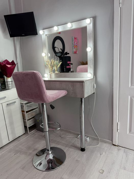 Сдам столик для бровиста