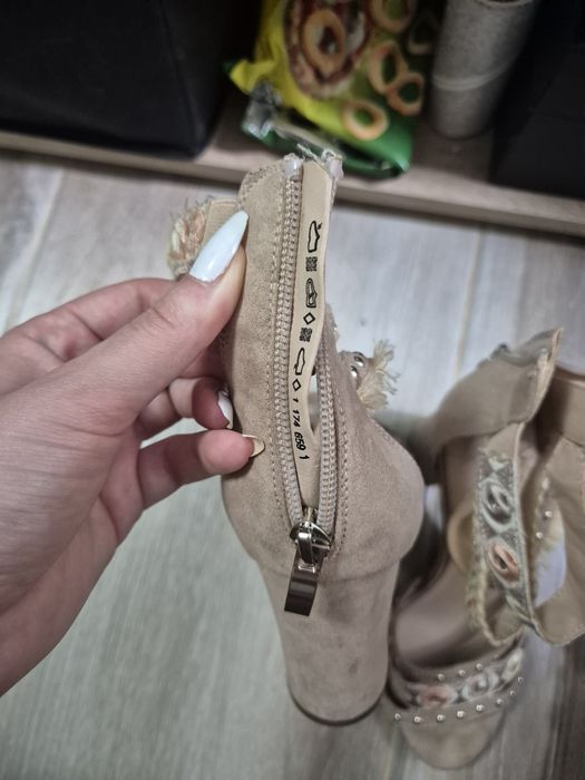 Sandale Catwalk 36 beige cu aplicații