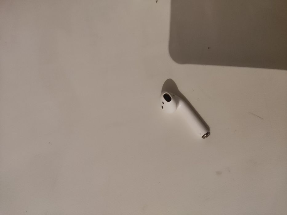 Продам один наушник airpods