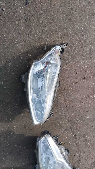 Far stanga/dreapta Peugeot 208 an 2014
