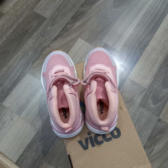 Детски  спортни обувки.