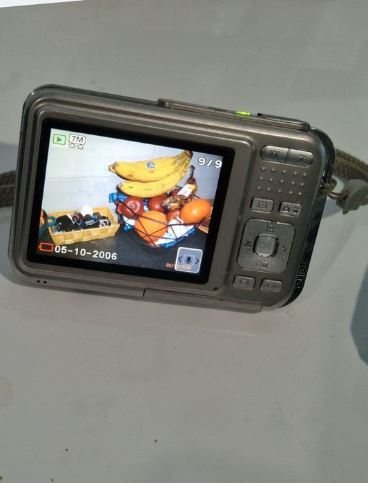 Aparat foto cu defect.  Butonul de pornire face figuri