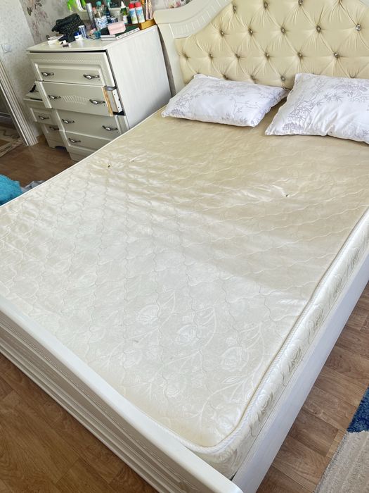 Продам спальный гарнитур с комодом зеркалом