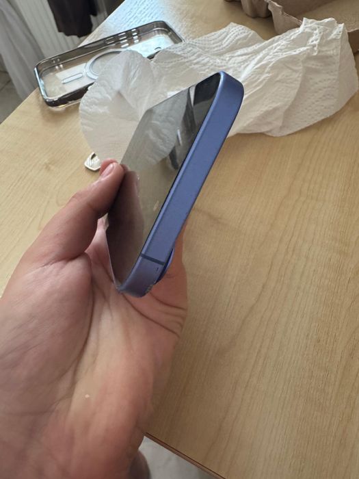 Vand sau schimb iPhone 16 impecabil pe fața si pe spate are cateva zgarieturi pe margini se poate vedea su in imagini.