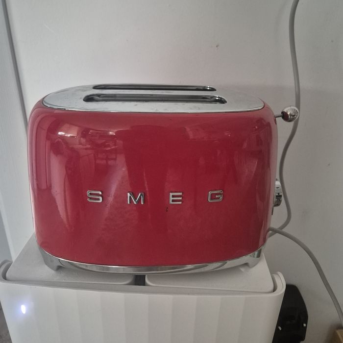 Червен тостер е Smeg 50's Retro Style TSF01RDEU с две гнезда.