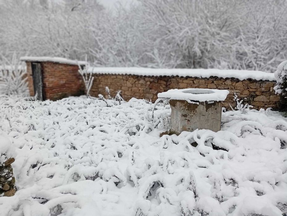 Двуетажна къща разположена в с.Динево,обл.Хасково