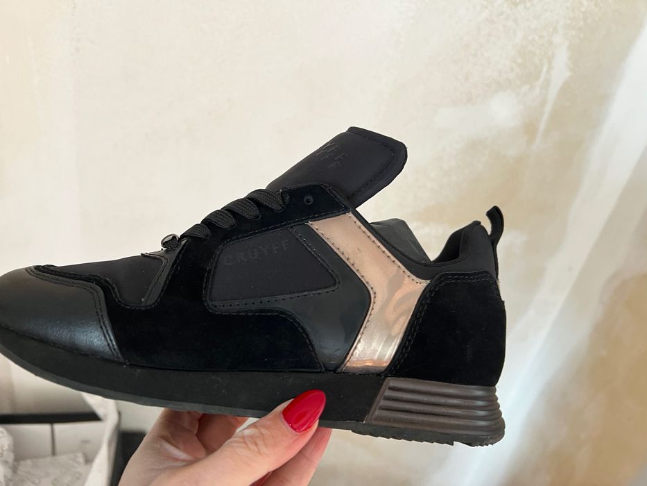 ДАМСКИ МАРАТОНКИ CRUYFF.Обувките са много запазени.
Обувани са 1път.